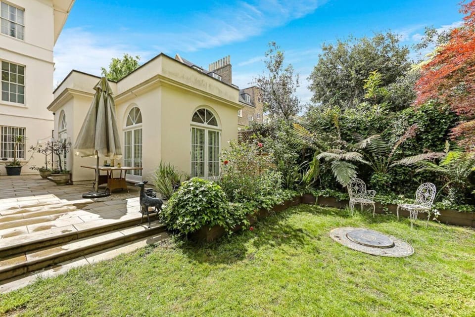 Central London Canal Villa and Garden WiFi Villa in City of Westminster