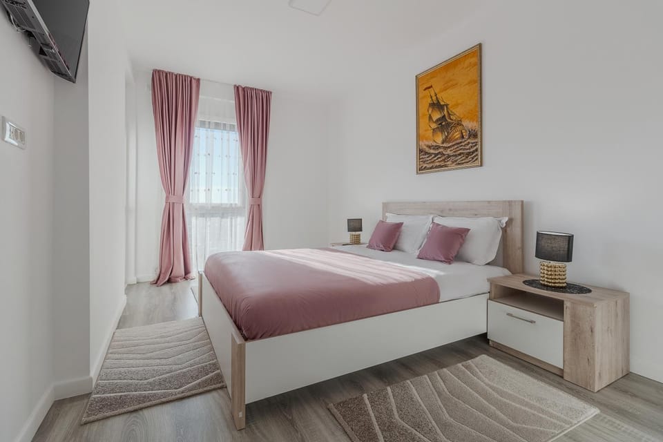 Bed, TV and multimedia, Bedroom