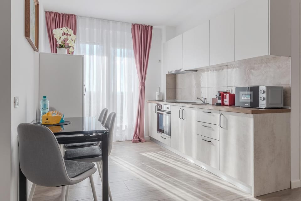 Coffee/tea facilities, Kitchen or kitchenette, Dining area, microwave, oven, stove, toaster