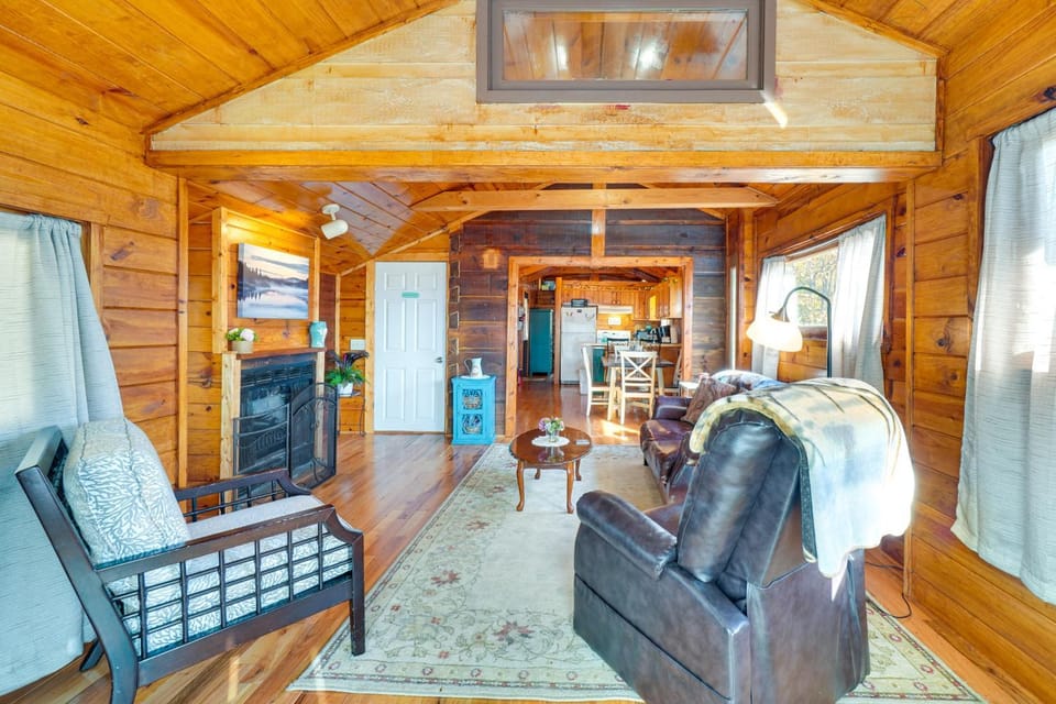 Cabin w/ Deck & Mountain Views Near Gatlinburg! Cabin in Sevier County