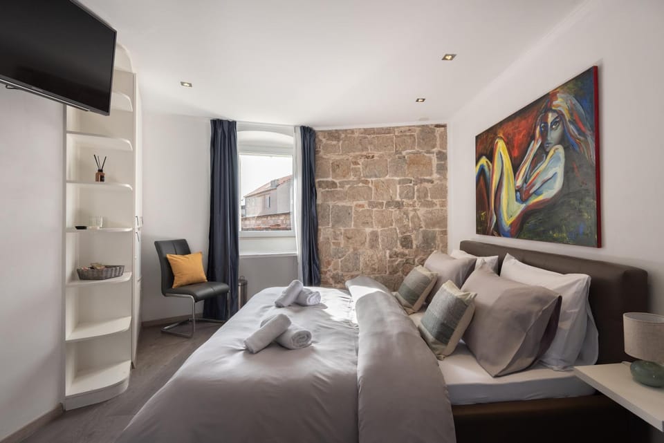 ROKOS SUPERIOR DOWNTOWN ROOMS - comfortable rooms with private bathrooms - perfect location for exploring Diocletian's Palace and the gastronomy of Split within walking distance Bed and Breakfast in Split