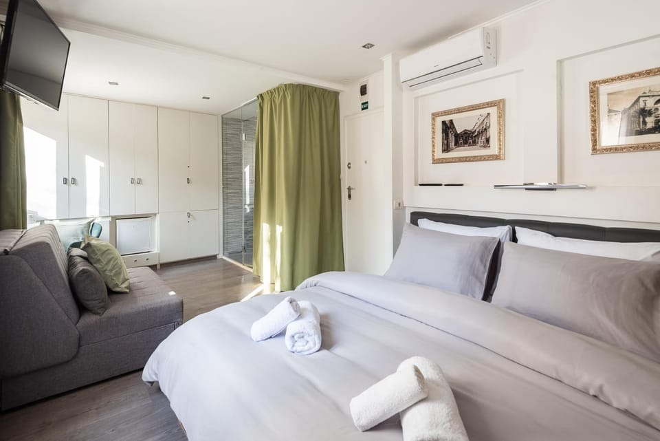 ROKOS SUPERIOR DOWNTOWN ROOMS - comfortable rooms with private bathrooms - perfect location for exploring Diocletian's Palace and the gastronomy of Split within walking distance Bed and Breakfast in Split