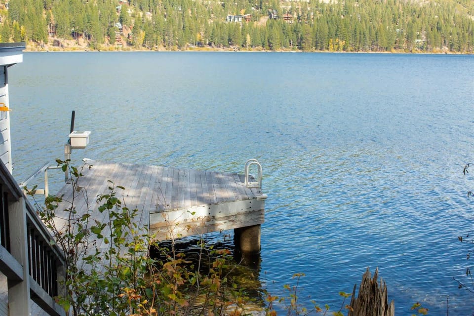 Luxury Lakefront 5 Br Home Hot Tub Arcade House in Truckee