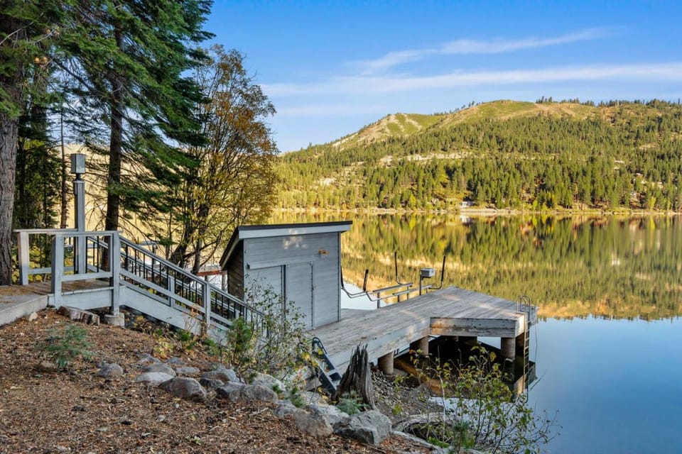 Luxury Lakefront 5 Br Home Hot Tub Arcade House in Truckee