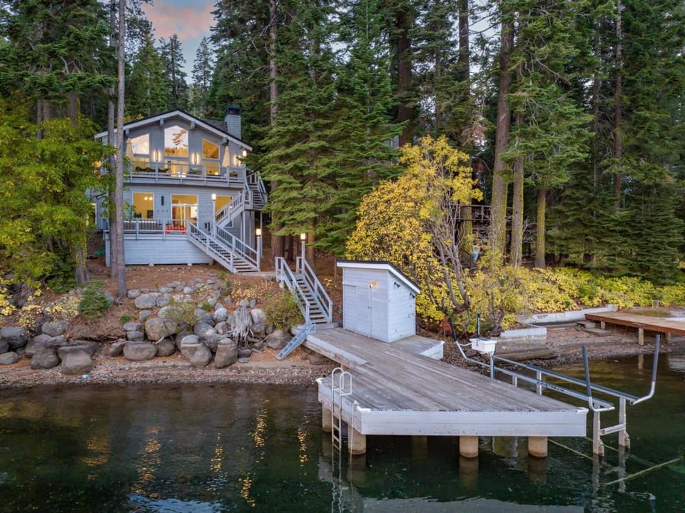 Luxury Lakefront 5 Br Home Hot Tub Arcade House in Truckee