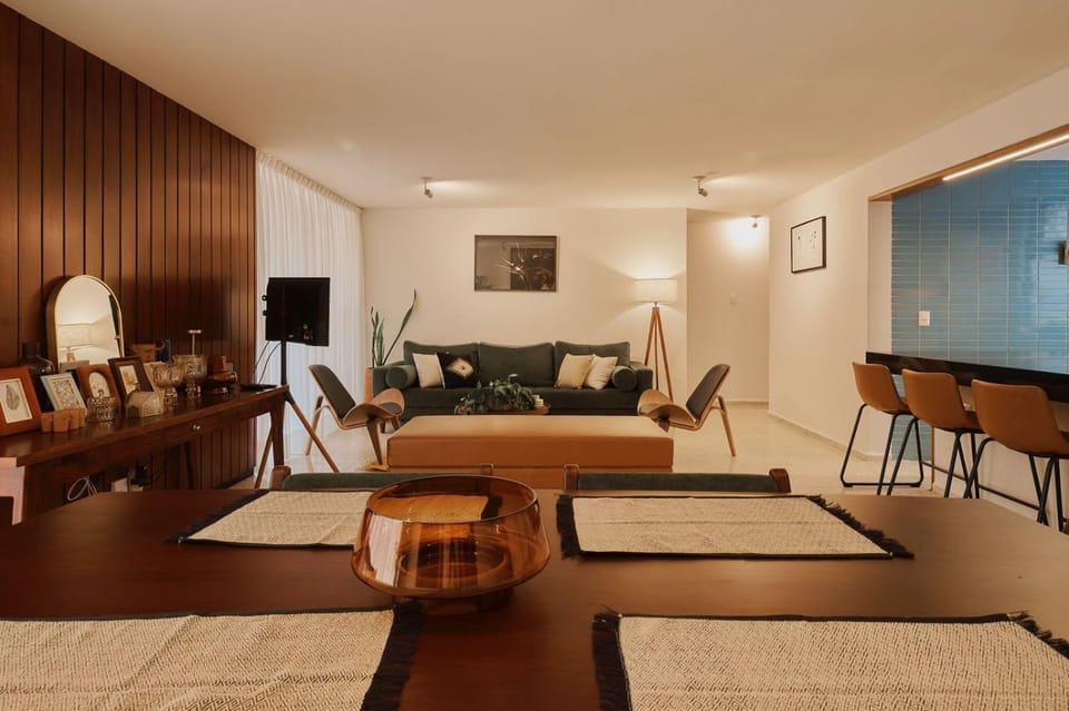 TV and multimedia, Seating area, Dining area