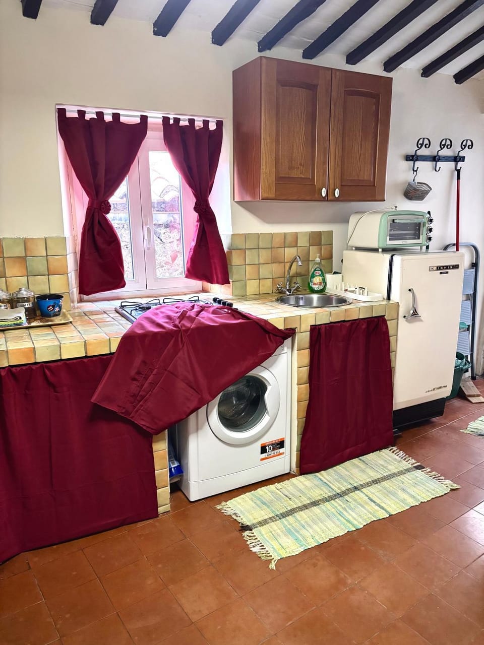 Kitchen or kitchenette, washing machine