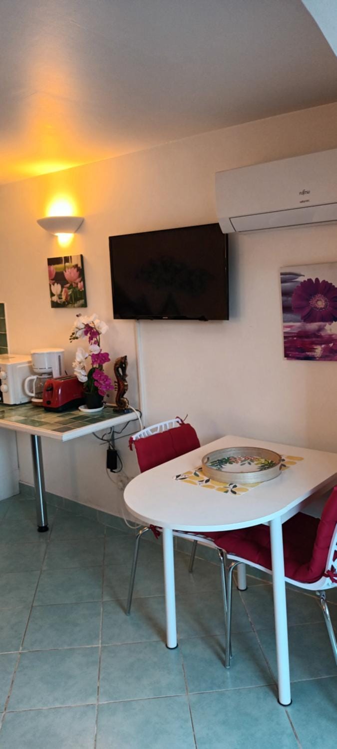 Joli studio clim au calme jardin 200 m plages Apartment in Mèze