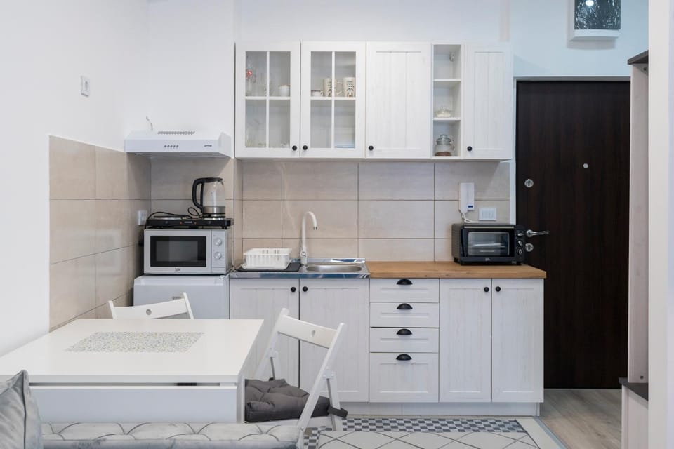 Kitchen or kitchenette, Dining area, microwave, oven