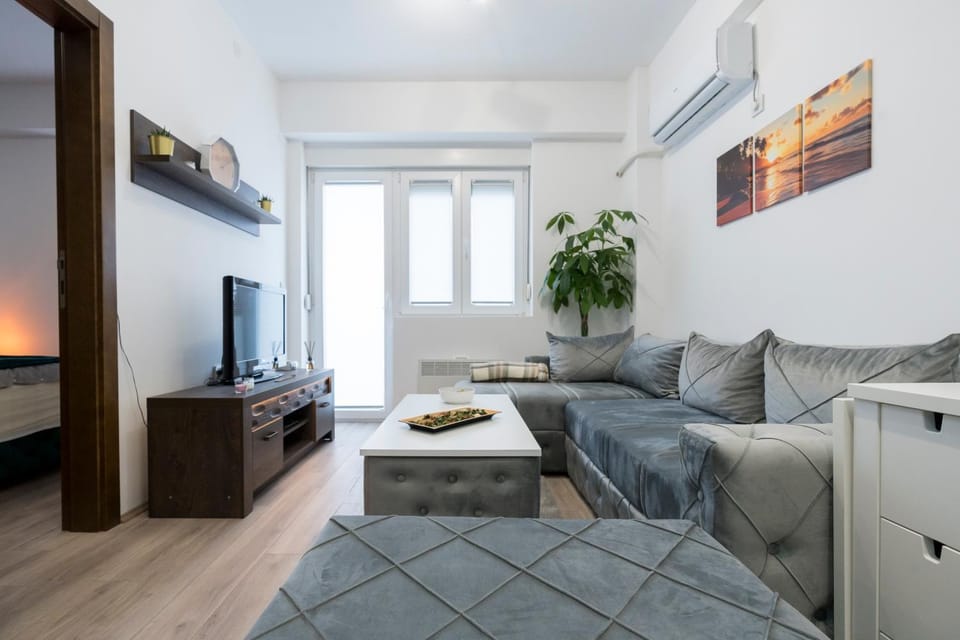 TV and multimedia, Living room, Seating area, air conditioner