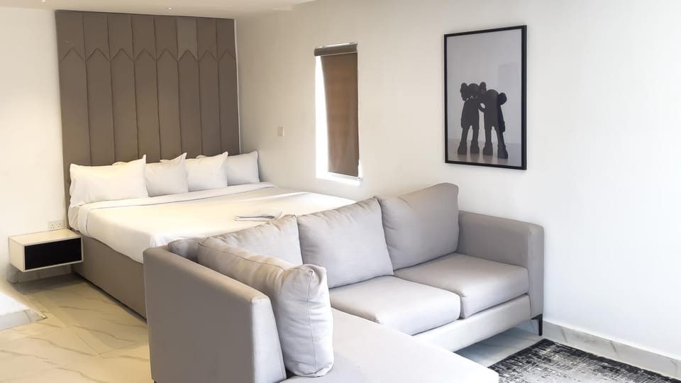 Bed, Living room, Photo of the whole room, Seating area, Bedroom