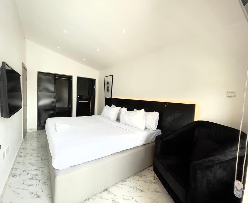 Bed, TV and multimedia, Photo of the whole room, Bedroom