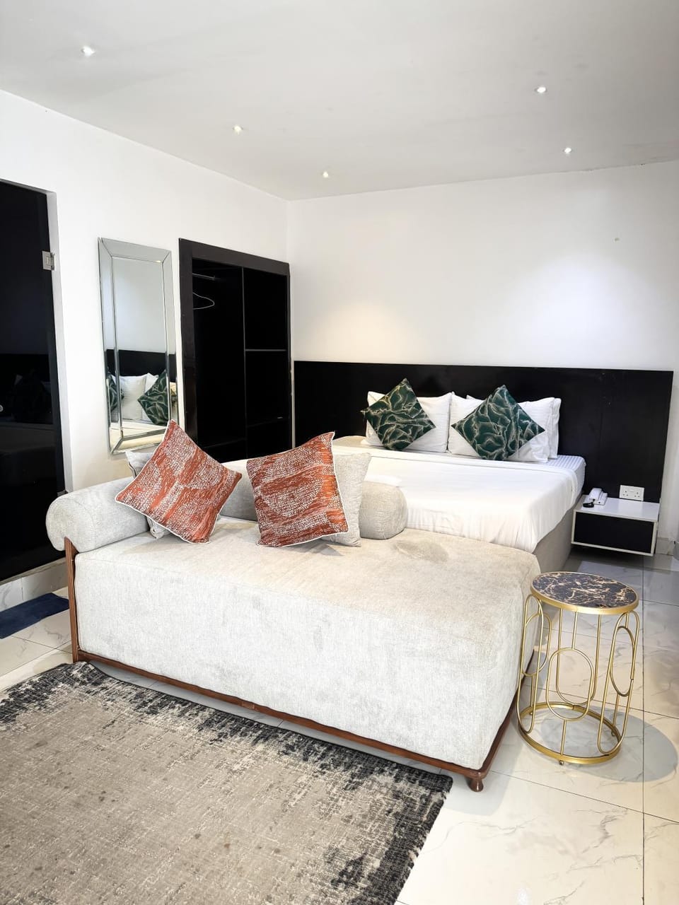 Photo of the whole room, Seating area, Bedroom