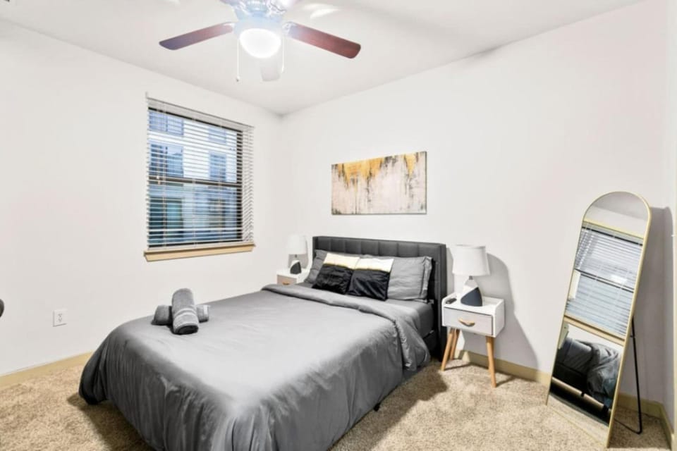 Vibrant 2BR Near Birminghams Best Spots 40 Apartment in Birmingham