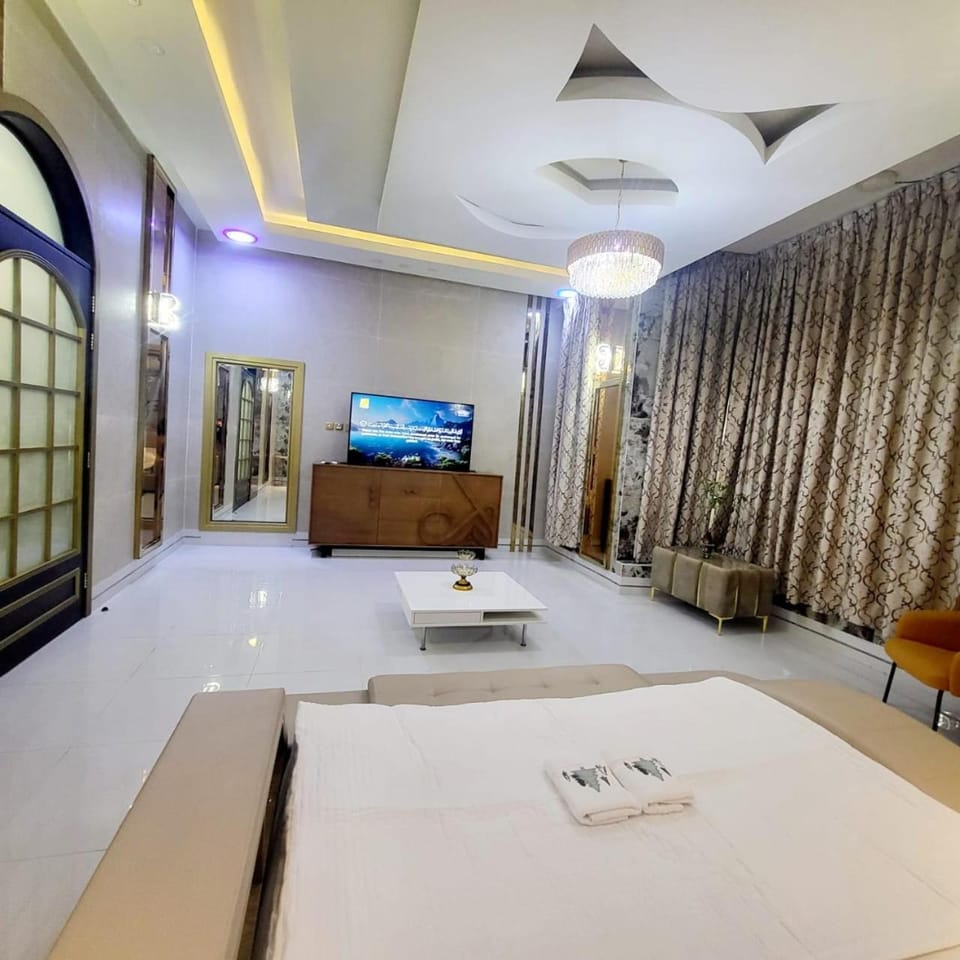 Luxury 6 bedrooms villa with private swimming pool Villa in Ajman