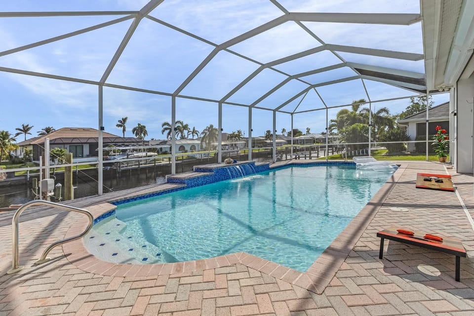 Gulf Access, Dock with Tiki, Heated Pool & Pool Table - Mango Paradise-Roelens House in Cape Coral