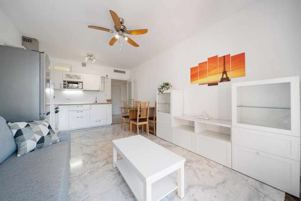 Kitchen or kitchenette, Living room, Seating area, Dining area