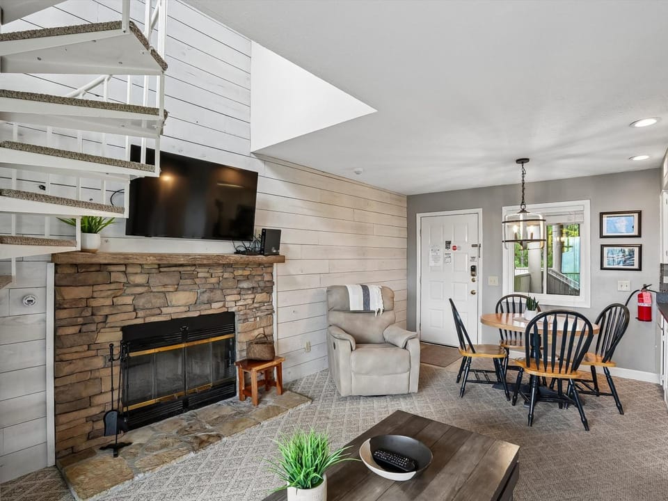 TV and multimedia, Living room, Seating area, Dining area, fireplace, furniture