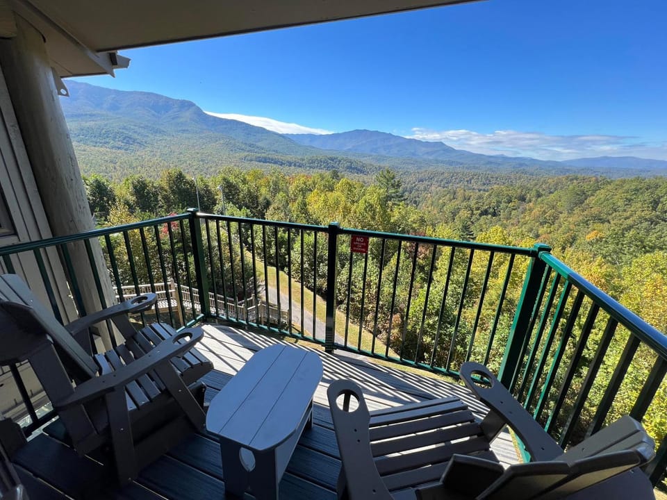 Natural landscape, Balcony/Terrace, Seating area, Mountain view