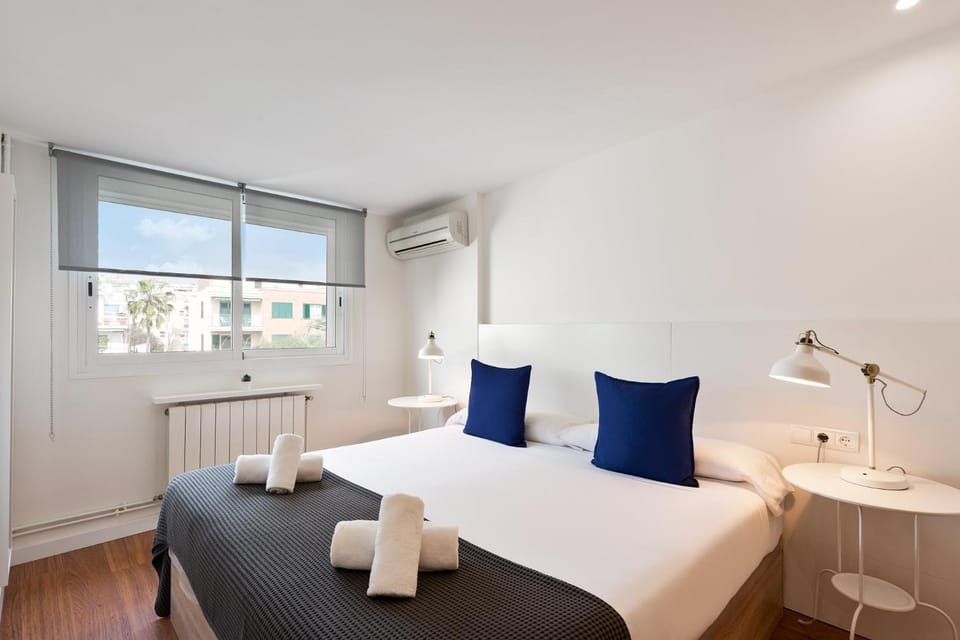 Bed, Photo of the whole room, Bedroom, towels, air conditioner