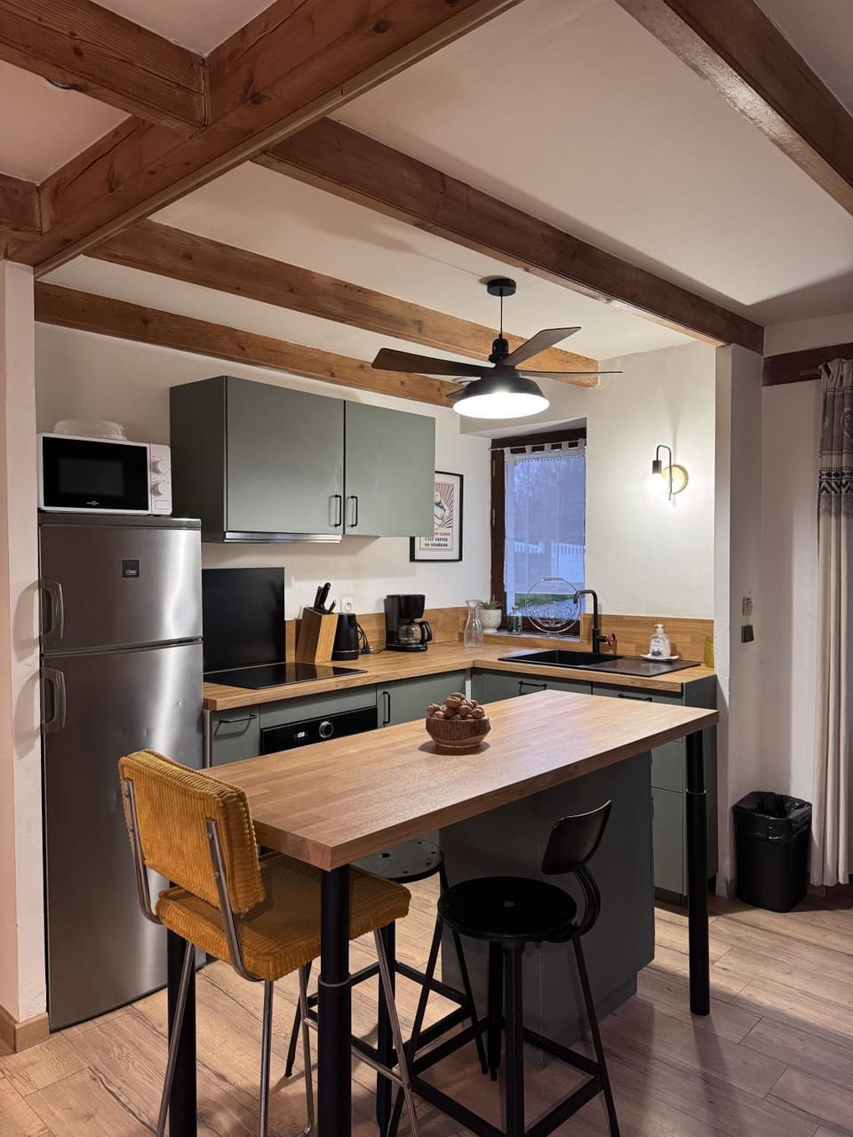 Kitchen or kitchenette, Dining area, minibar, oven, stove
