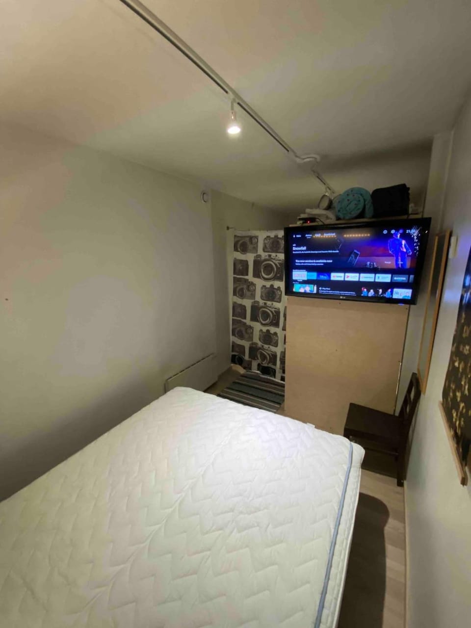 Bed, TV and multimedia, Photo of the whole room, Bedroom