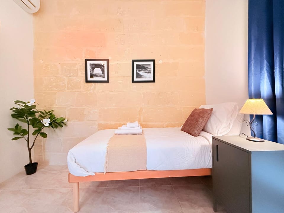 Bed, Bedroom, air conditioner