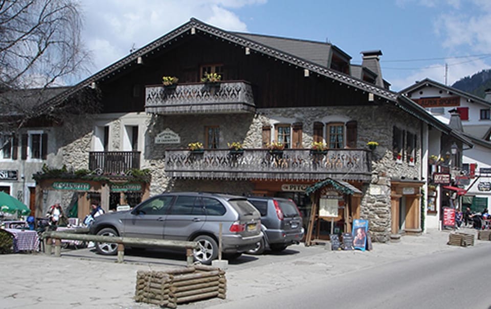 Facade/entrance, Off site, Day, Skiing