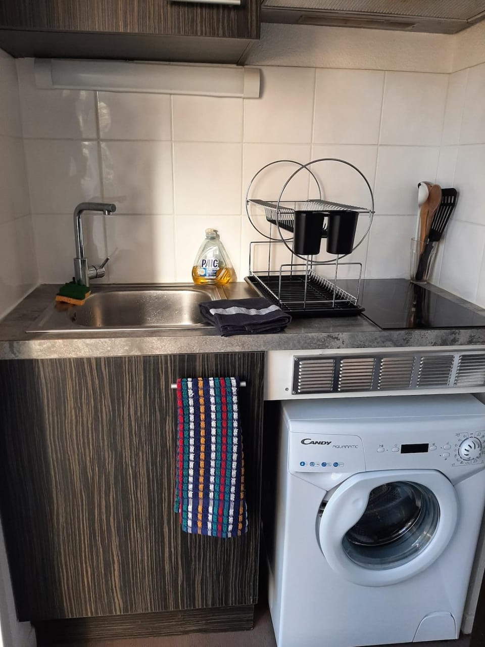 Kitchen or kitchenette, stove, washing machine