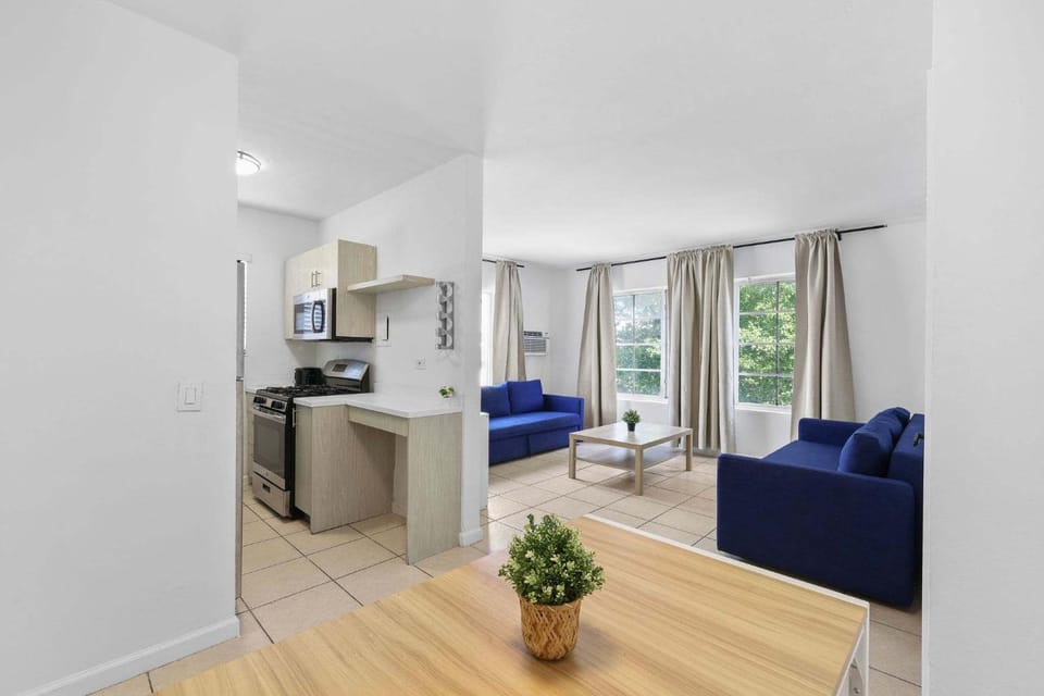 1BR Apt Sleeps 4 Beach Vibes Apartment in Miami Beach