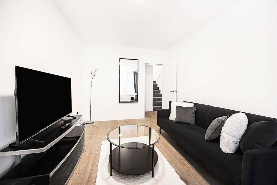 Stylish London Flat - 5 Sleeper Apartment in Ilford