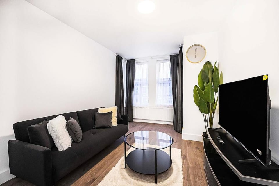 Stylish London Flat - 5 Sleeper Apartment in Ilford