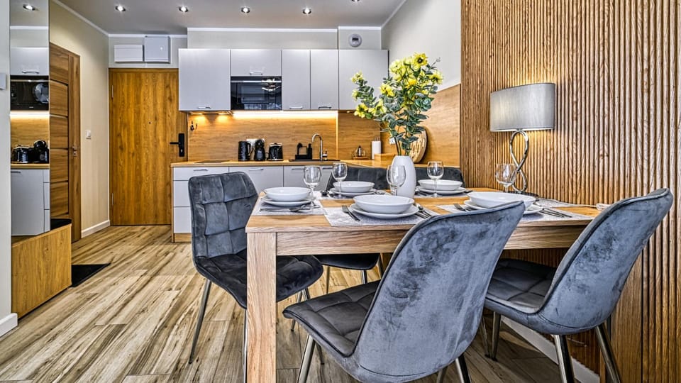 Kitchen or kitchenette, Dining area, stove