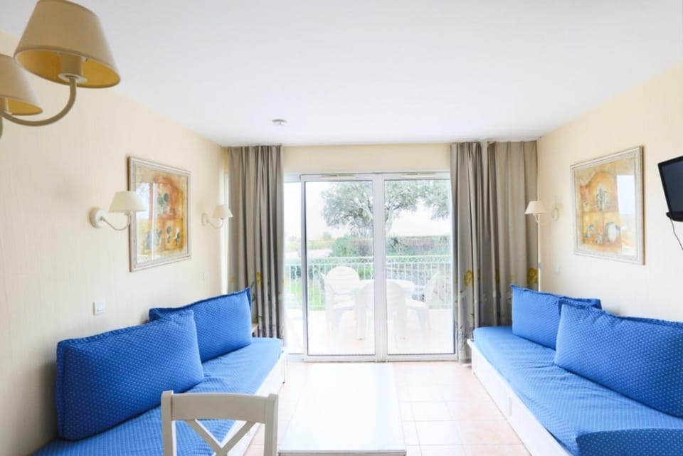 Bed, Living room, furniture