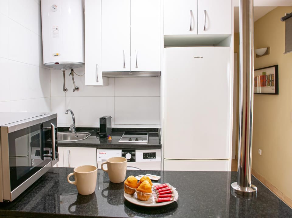 Coffee/tea facilities, Kitchen or kitchenette, Dining area, stove, kitchen