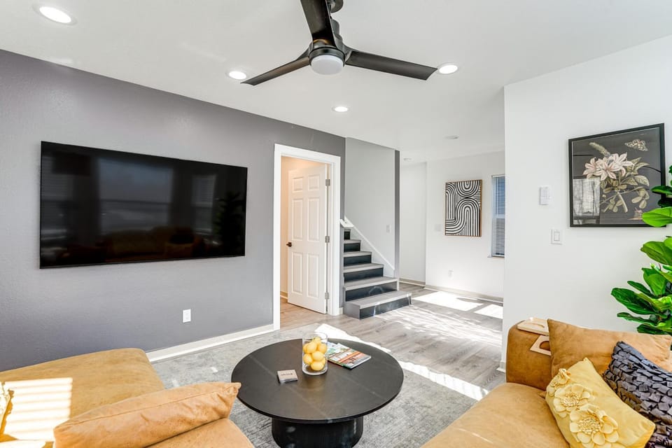 Walk to Crab Cove Beach Alameda Home with Game Room House in Alameda