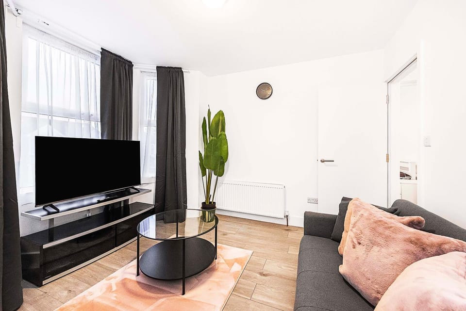 Communal lounge/ TV room, TV and multimedia, Living room, Seating area, Evening entertainment