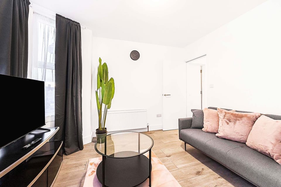 Communal lounge/ TV room, TV and multimedia, Living room, Evening entertainment