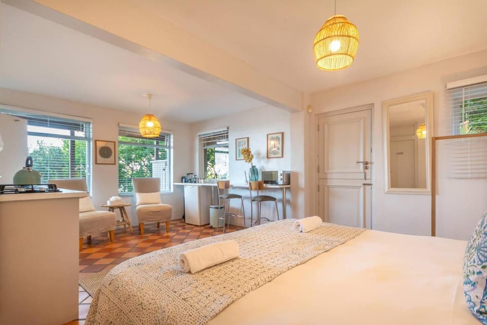 Bed, Living room, Photo of the whole room, Seating area, Bedroom