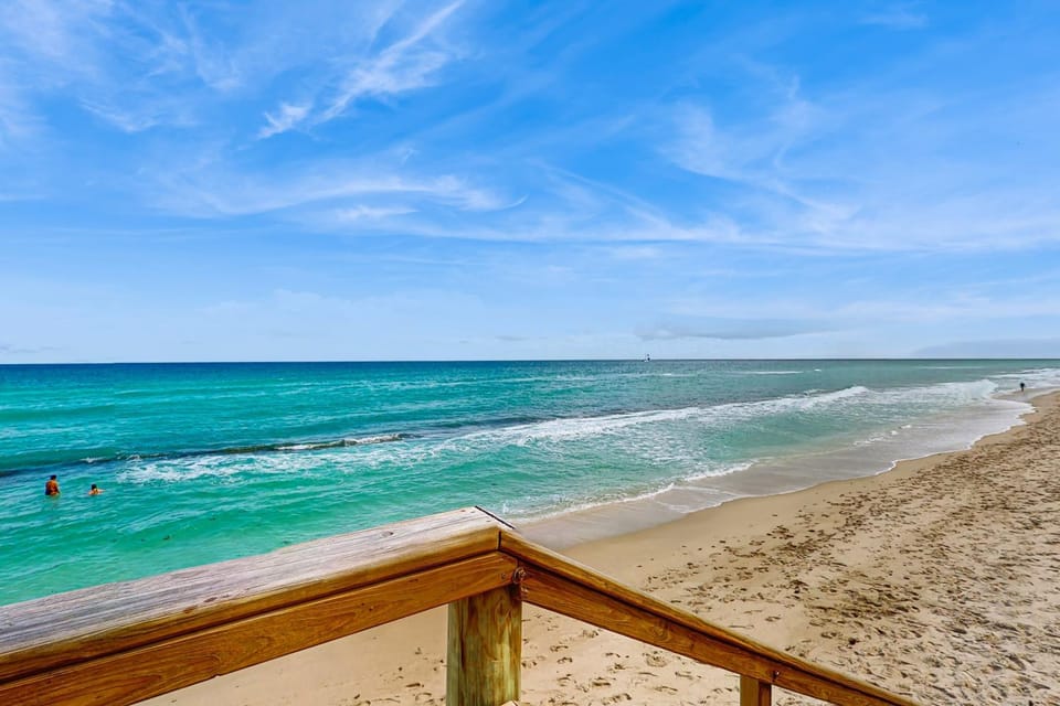 Azure Haven House in Lantana