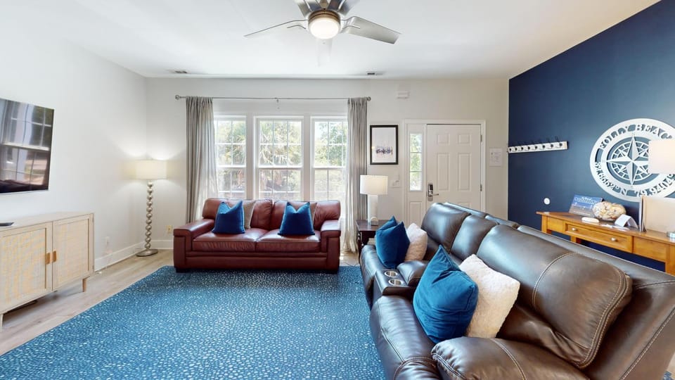 Communal lounge/ TV room, Living room, Seating area, Guests, Family, furniture, pet friendly