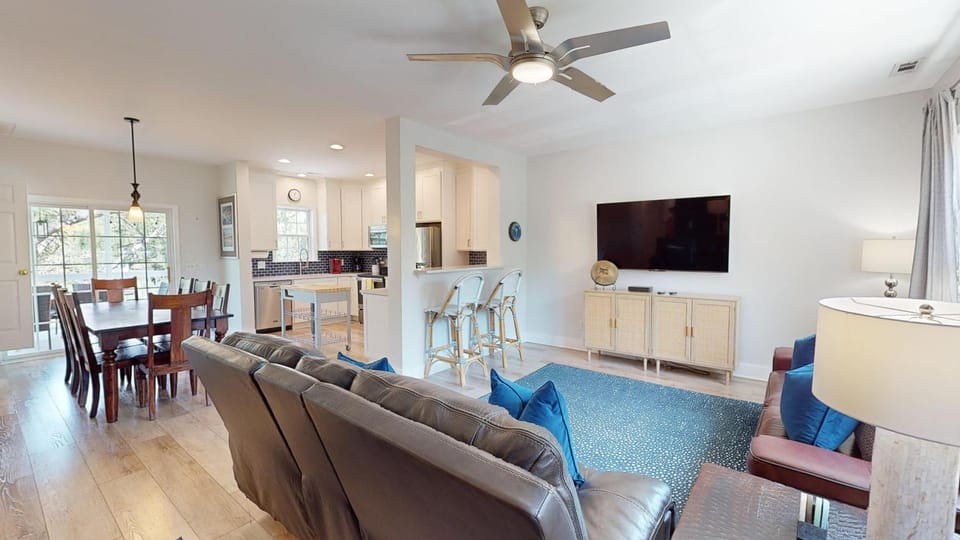 Communal lounge/ TV room, Living room, Seating area, Guests, Family, furniture, pet friendly