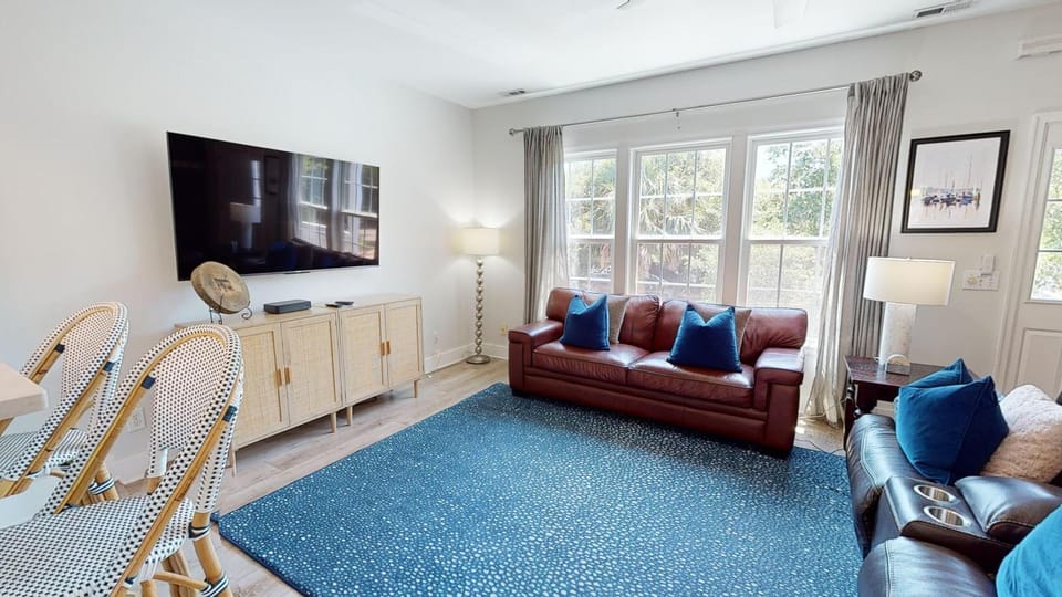 Communal lounge/ TV room, Living room, Seating area, Guests, Family, furniture, pet friendly
