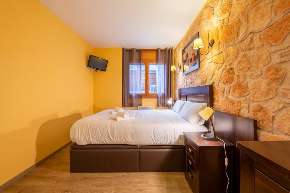 Bed, TV and multimedia, Photo of the whole room, Bedroom