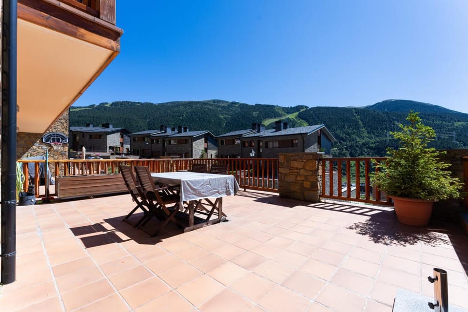 Barthe Holidays I Apartamento rústico en El Tarter 6PAX I Gran terraza con vistas al valle, ideal para familias o grupo, Parking I Rossinyol Apartment in El Tarter