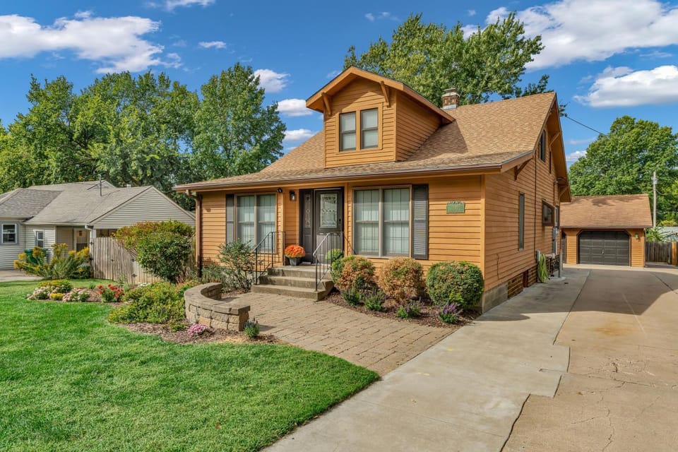 Property building, Spring, Garden, Street view, Quiet street view, Parking