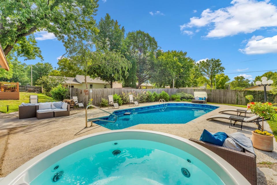 Property building, Hot Tub, Lounge or bar, Seating area, Evening entertainment, Pool view, Swimming pool, Entertainment, internet, sunbed, towels