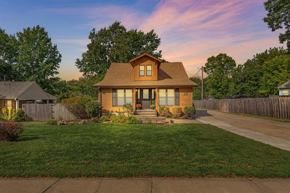 Property building, Day, Neighbourhood, Garden, Garden view, Street view, Location, Sunset, Quiet street view, Parking, VIP