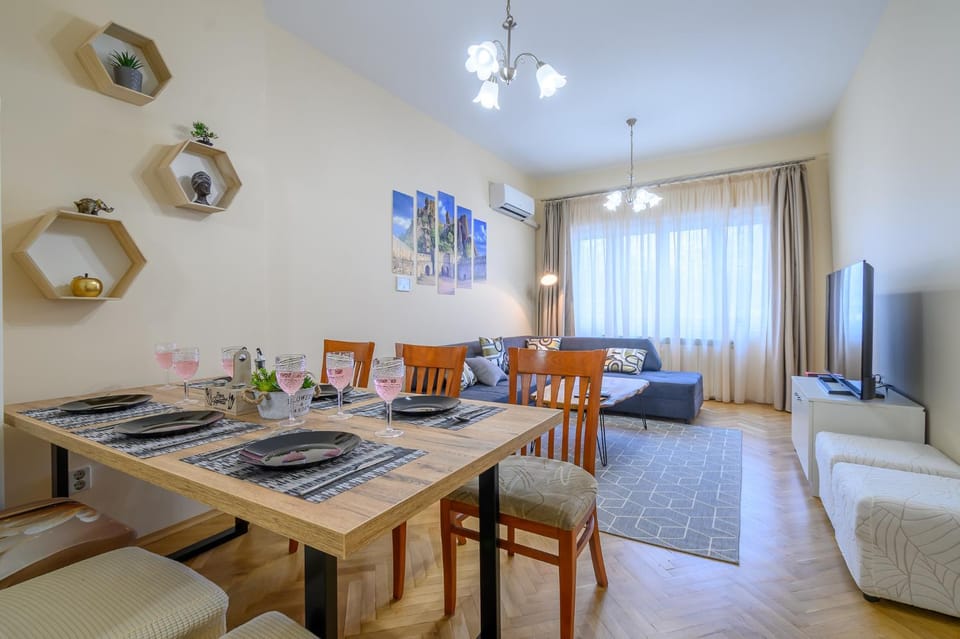 Living room, Seating area, Dining area