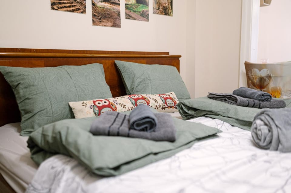 Bed, Bedroom, towels